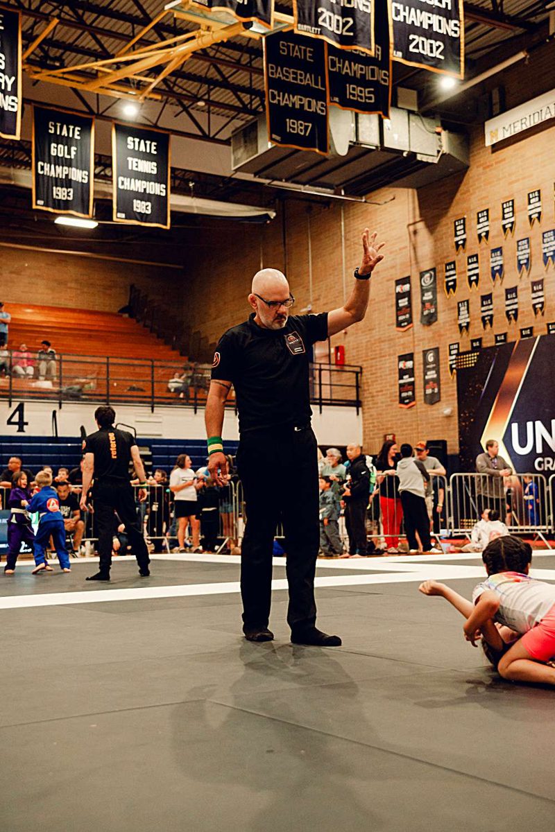 Referee signalling the winner at the end of the round
